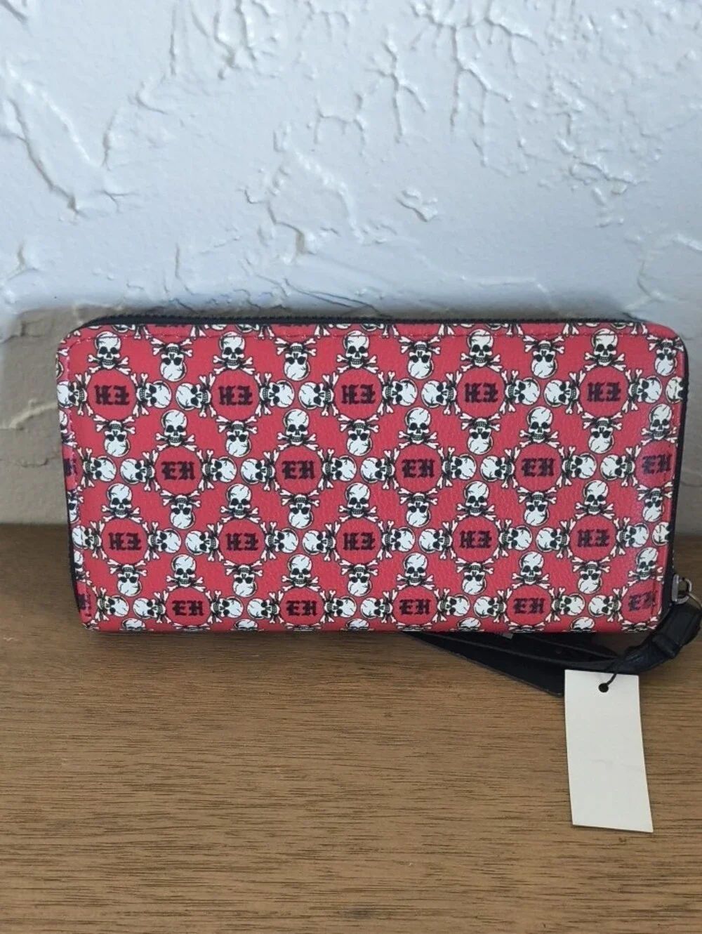 Ed Hardy Red Skull Pattern Zip Wallet with Wristlet - Picture 5 of 6